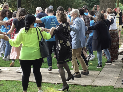 908914 Afbeelding van het afsluitende optreden van de Griekse dansgroep Pegasus samen met bezoekers, bij de onthulling ...